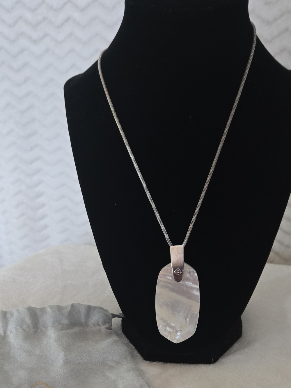 Kendra Scott Iridescent White Mother-of-Pearl Pendant Necklace